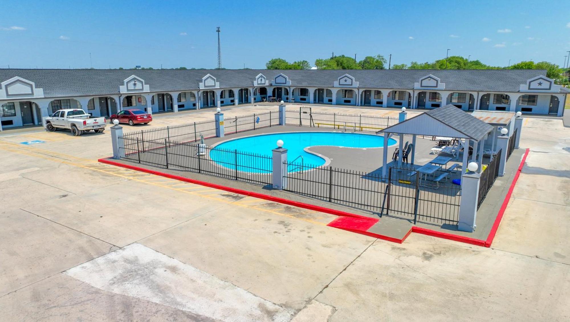 Executive Inn Hondo Exterior photo